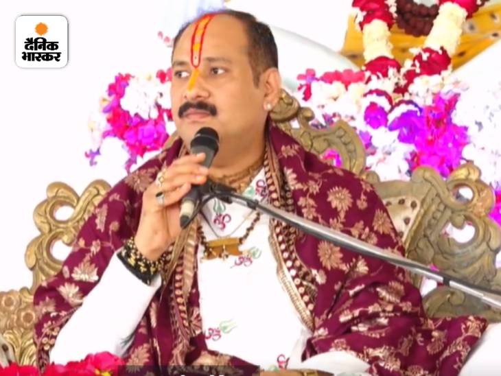 पं. प्रदीप मिश्रा। शिव चर्चा के लिए कार्यक्रम स्थल पर पहुंचे।