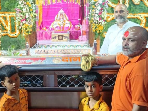 Prayer in Ramlala Darbar to make Modi PM.Ayodhya. Ramadal TRust. Pandit ...
