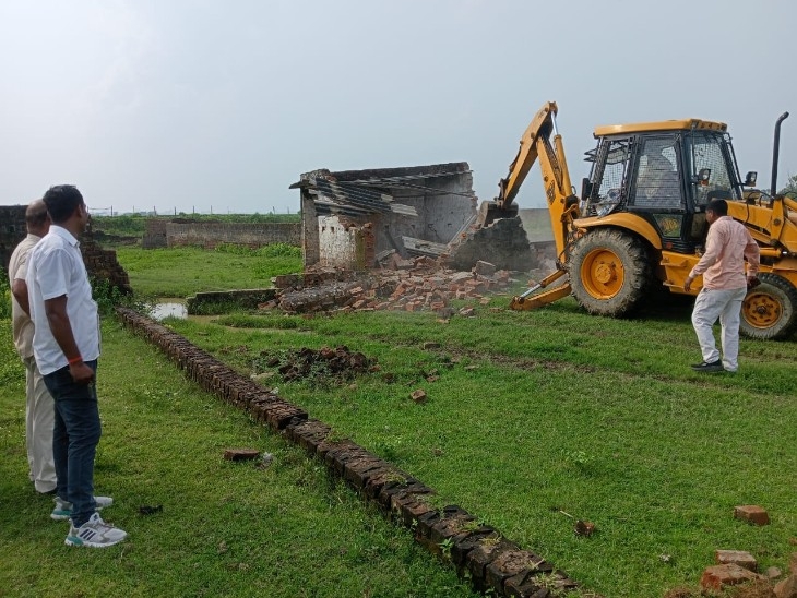 GDA demolished illegal construction on the banks of Ramgarhtal pond