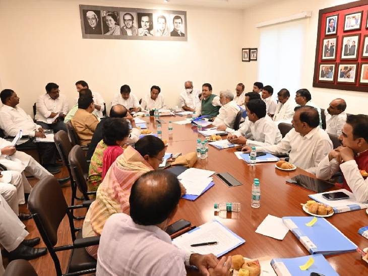 मंगलवार सुबह भोपाल में पीसीसी चीफ कमलनाथ के बंगले पर लोकसभा ऑब्जर्वर की बैठक हुई।