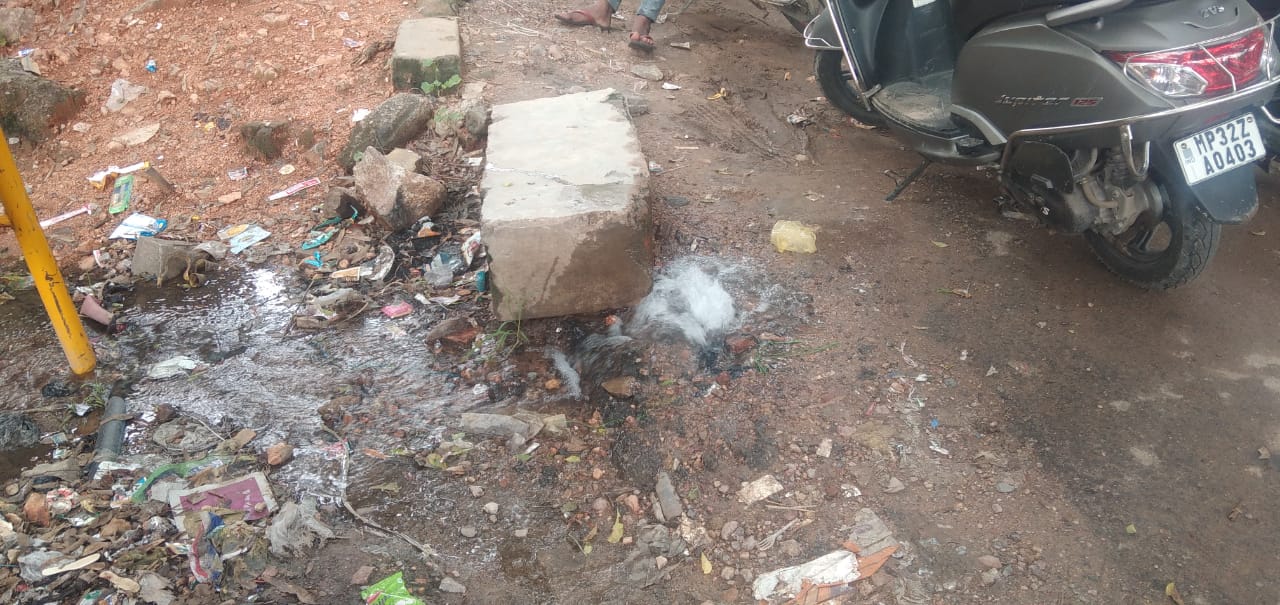 Water line burst, water flowed into drain after supply पानी की लाइन