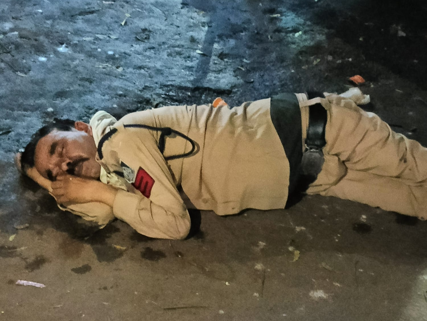 Video of head constable drunk goes viral | शराब के नशे में हेड ...