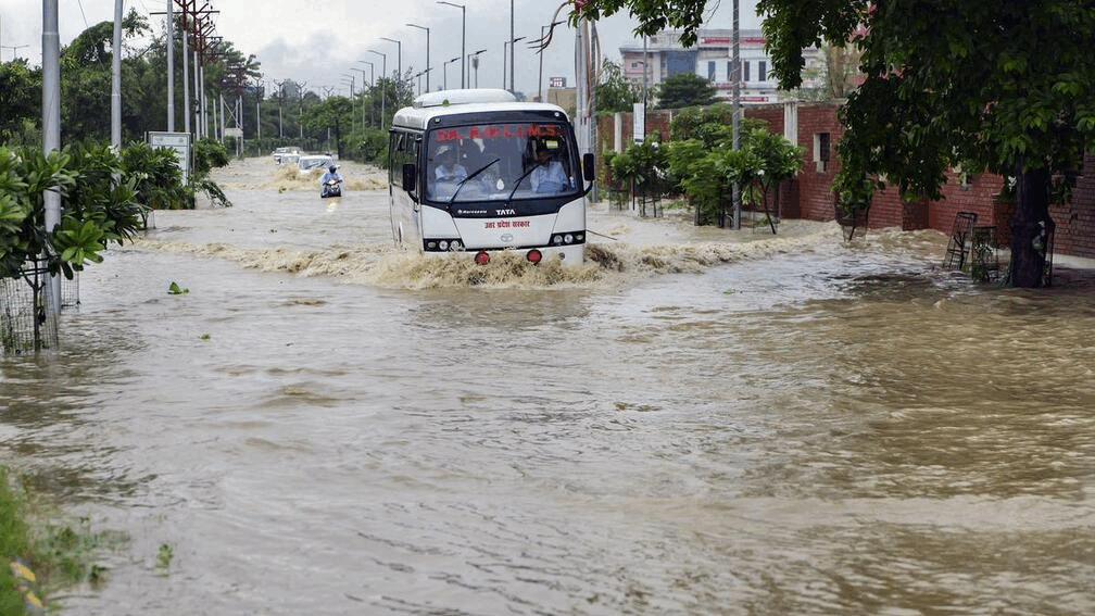 तस्वीरें यूपी की राजधानी लखनऊ के अलग-अलग इलाकों की है।