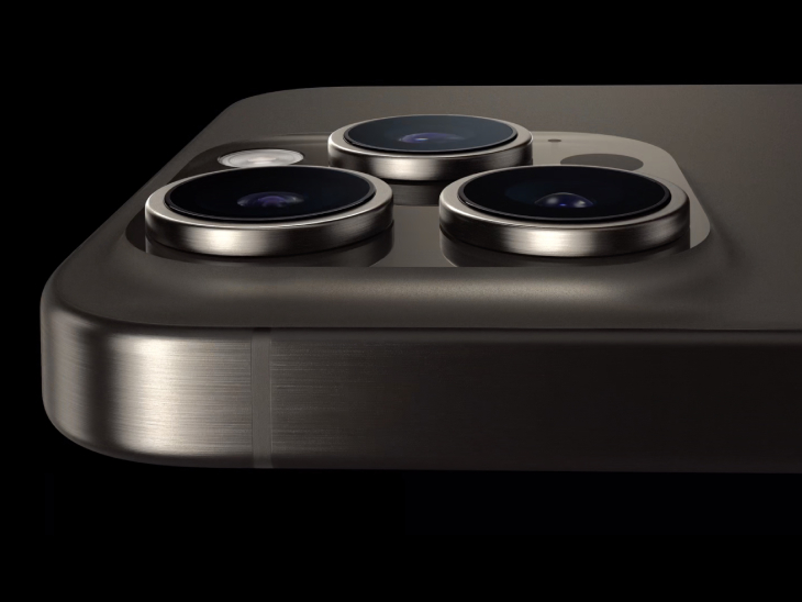 एपल ने पहले बार अपने प्रो मॉडल में टाइटेनियम का इस्तेमाल किया है।