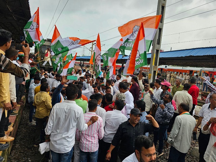 ट्रेन के सामने खड़े सैकड़ों की संख्या में कांग्रेसी