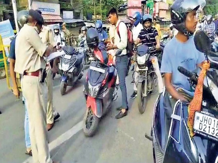 अलबर्ट एक्का चौक के पास मुस्तैदी से चेकिंग करते दिखे पुलिसकर्मी।