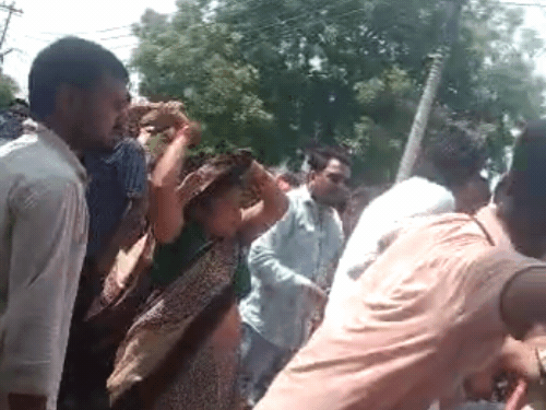 बीजेपी नेता की चप्पलों से पिटाई