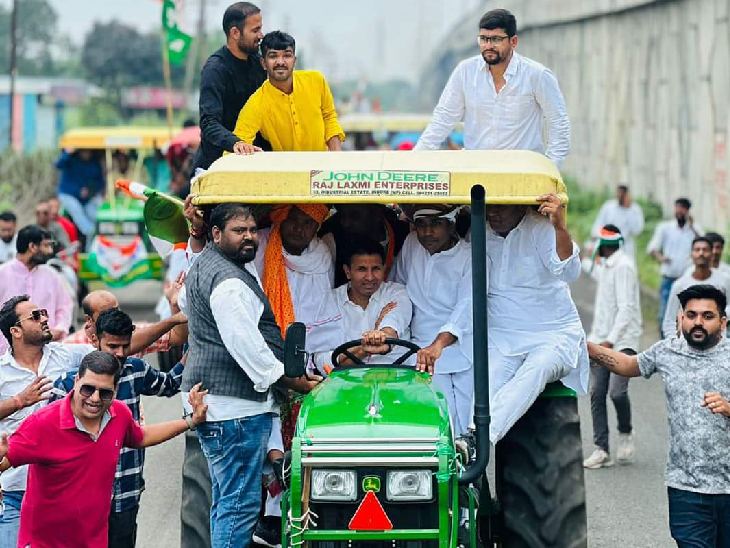 पूर्व मंत्री और विधायक जीतू पटवारी ट्रैक्टर चलाकर कलेक्ट्रेट में ज्ञापन सौंपेंगे। इनके साथ 500 ट्रैक्टर होने का दावा किया जा रहा है। रैली में मुख्य रूप से युवा कांग्रेस के राष्ट्रीय अध्यक्ष श्रीनिवास बीवी, विक्रांत भूरिया, दौलत पटेल सहित सैकड़ों कार्यकर्ता शामिल हैं।
