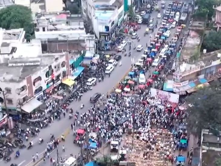 रैली रंगवासा होते हुए राऊ सर्कल से राऊ थाने के पास सभास्थल पहुंची।