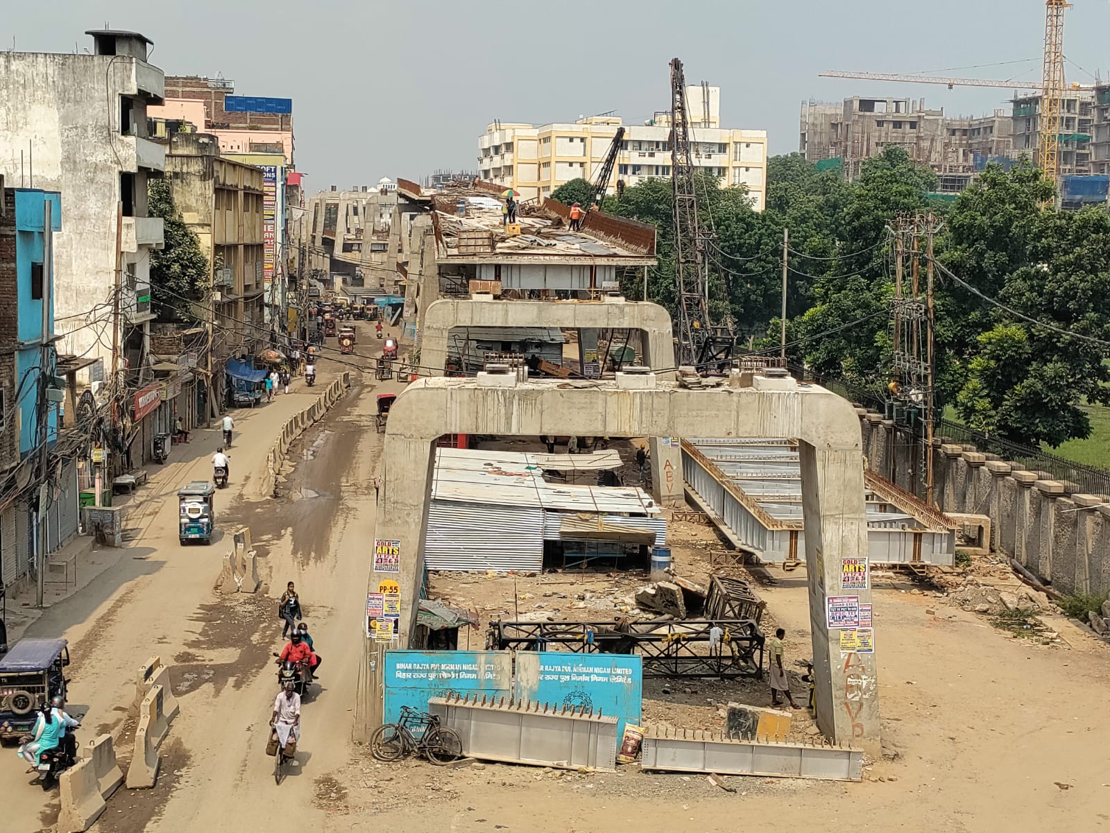 Ashok Rajpath Work of double decker elevated road is going on fast on Ashok Rajpath ...