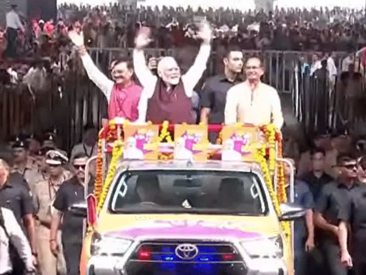 बीना रिफाइनरी से 3 किलोमीटर दूर हड़कलखाती गांव तक PM खुले वाहन में पहुंचे। साथ में MP BJP अध्यक्ष वीडी शर्मा (बाएं) और CM शिवराज सिंह चौहान (दाएं)।