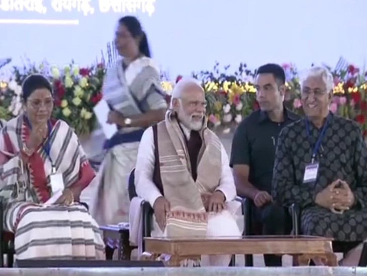 उपमुख्यमंत्री प्रधानमंत्री मोदी के साथ बेहद खुश नजर आए