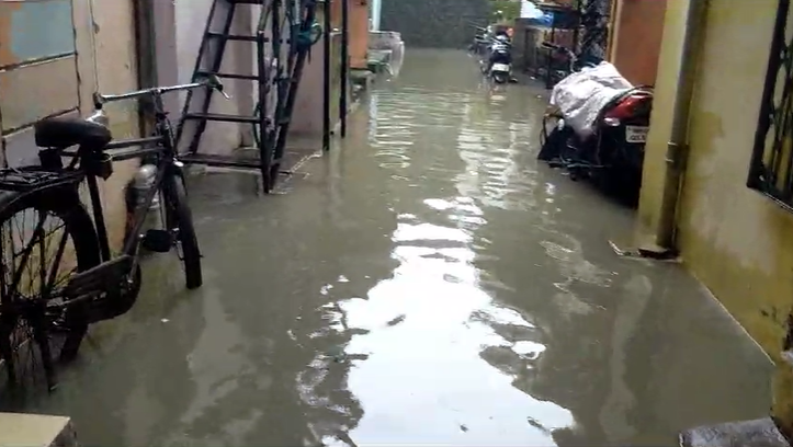 कॉलोनियों में घुटने-घुटने पानी भर गया है। विजय नगर, महेश नगर, कबूतरखाना समेत कई इलाकों में लोग घरों में कैद होने को मजबूर हो गए।