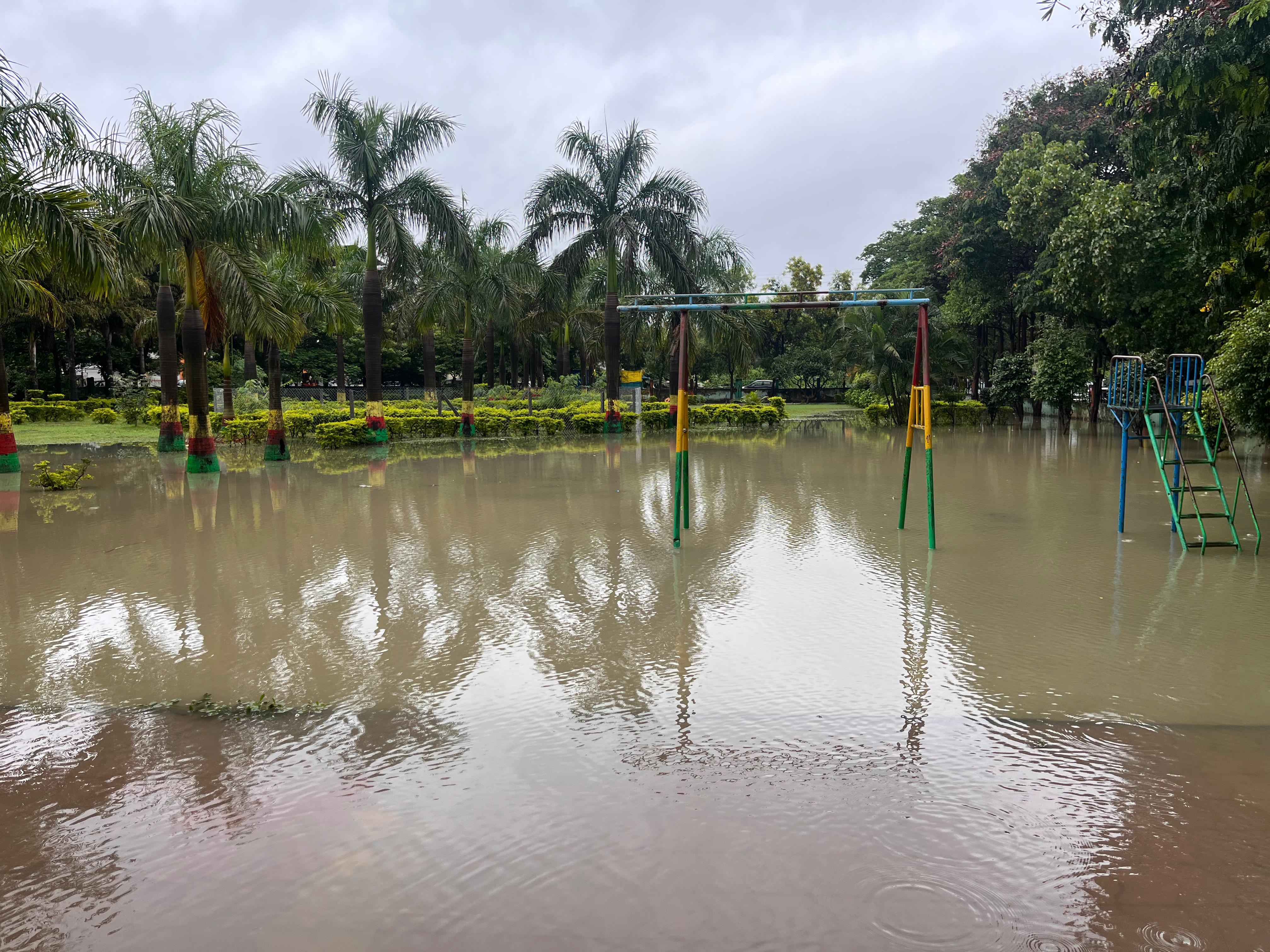 शहर के सरकारी बगीचों में भी पानी भर गया है। नगर निगम की रेस्क्यू टीम घूम घूमकर जलभराव इलाके ढूंढ़कर वहां मोटर और ड्रेनेज ओपन करके पानी खाली कर रही है।