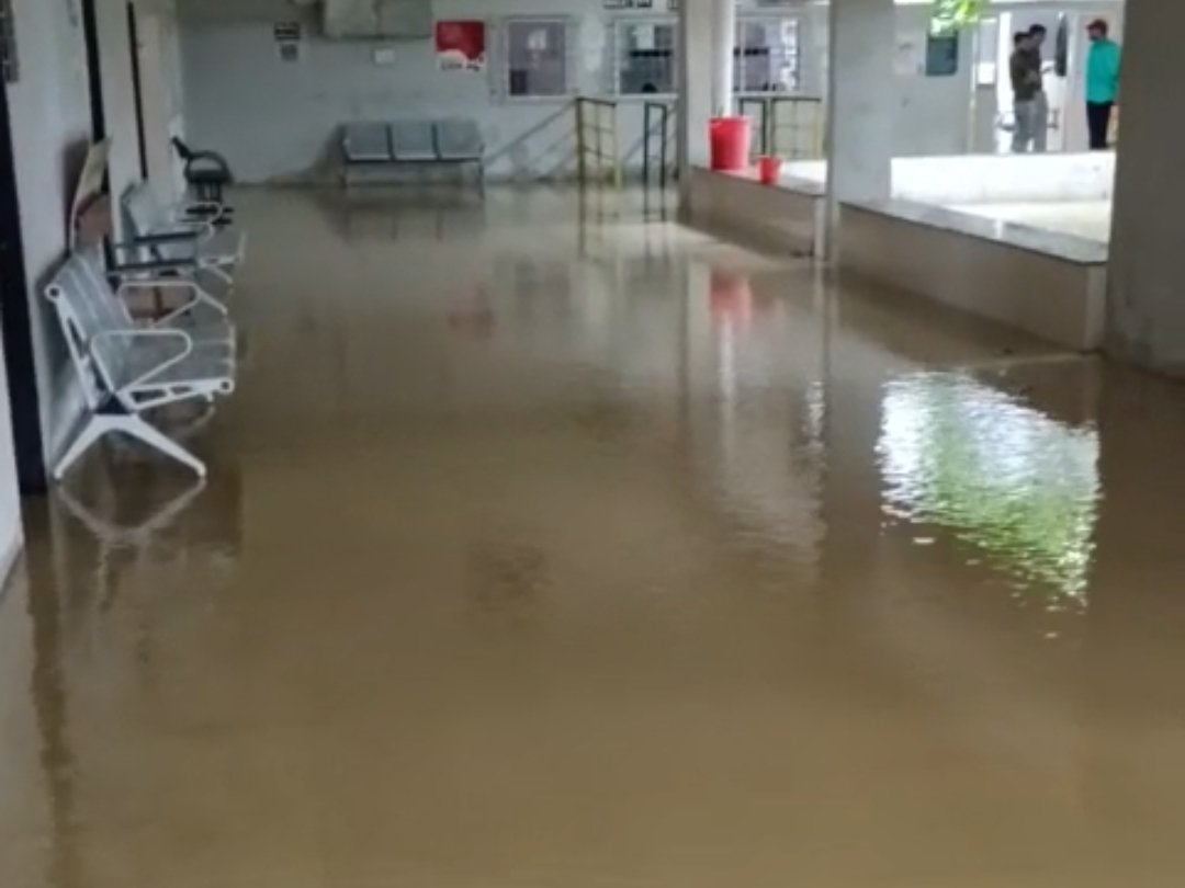 देवास में तेज बारिश के बाद जिला अस्पताल परिसर में पानी घुस गया।