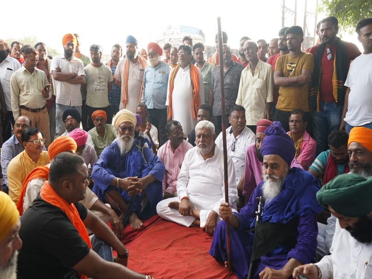 खुर्सीपार थाने के सामने धरने पर बैठे प्रेम प्रकाश पाण्डेय