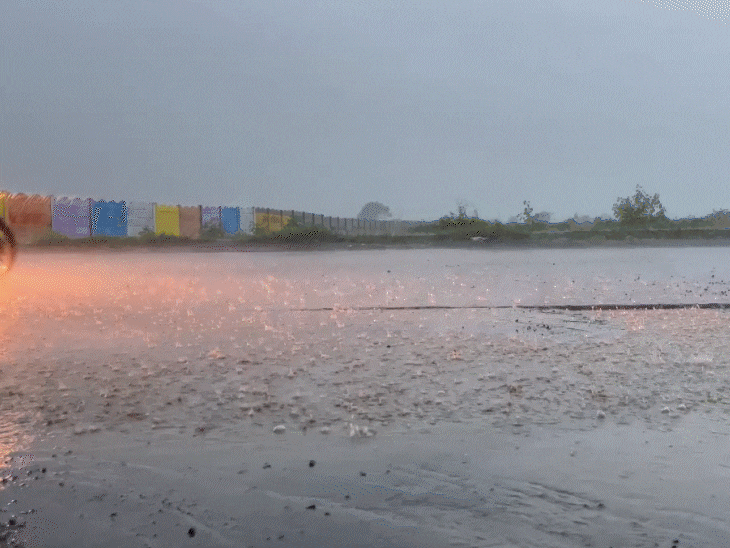 लवकुश चौराहे पर एमआर 10 जाने वाली सड़क पर पानी भर गया।