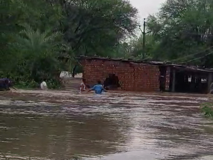 उज्जैन के उन्हेल में बस स्टैंड का नाला उफनाने से कच्चा मकान गिर गया।