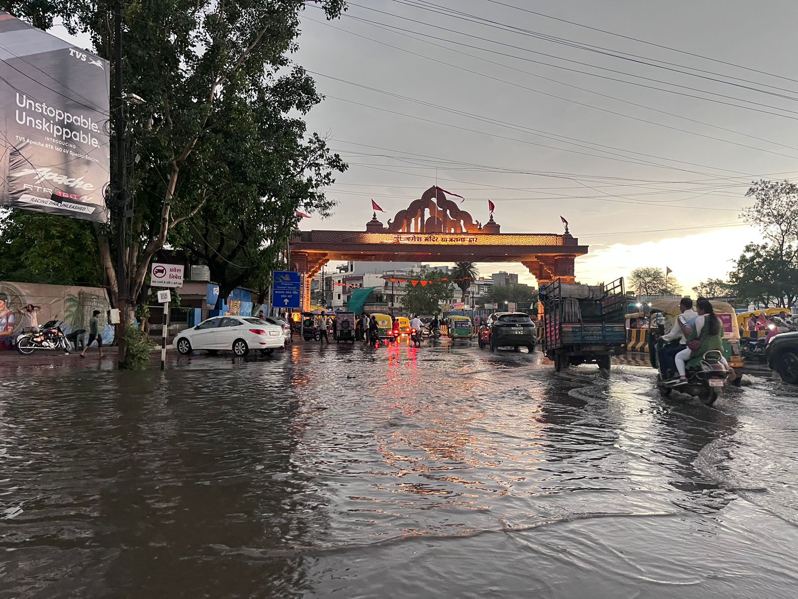 फ्लाइओवर के काम और बारिश से खजराना चौराहे पर भी यातायात बाधित हुआ।