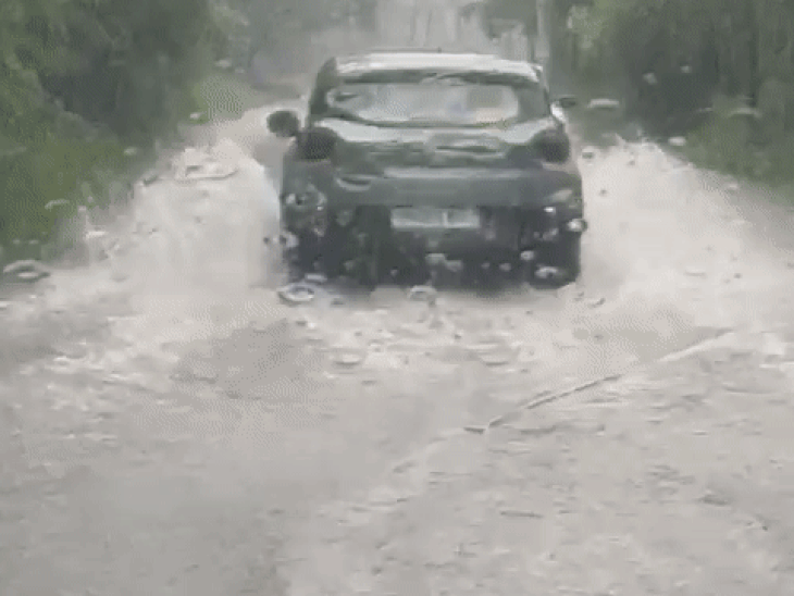 एबी रोड से बीजलपुर जाने वाले रास्ते पर जल जमाव हो गया। इलाके से जुड़े कॉलोनीवासियों को परेशानी उठाना पड़ी।