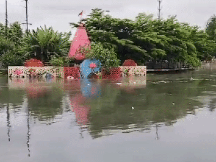 शहर के अंधरूनी इलाकों में इतना पानी है कि लोग घरों में ही कैद हो गए हैं। बगीचे तालाब की शक्ल ले चुके हैं।