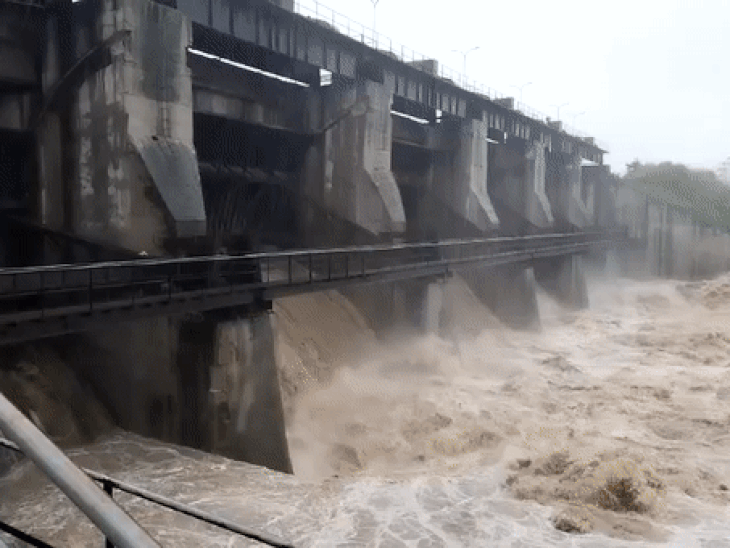 इंदौर में 24 घंटे में 6 इंच से ज्यादा पानी गिरा। यशवंत सागर बांध के 4 गेट खोलना पड़े।