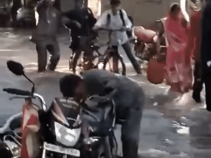 शुक्रवार शाम से द्वारकापुरी-फूटी कोठी इलाके में घुटने से ऊपर पानी रहा। शनिवार को भी यही स्थिति रही। वाहन चालक दिनभर परेशान होते रहे।