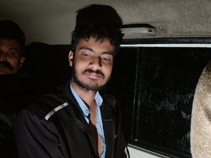 पूर्व मंत्री रंजना बघेल का बेटा यशवर्धन शुक्रवार शाम दोस्त तेजस के साथ चोरल नदी के बीच गाड़ी ले जाकर पार्टी कर रहा था। दोनों युवक सुरक्षित हैं।