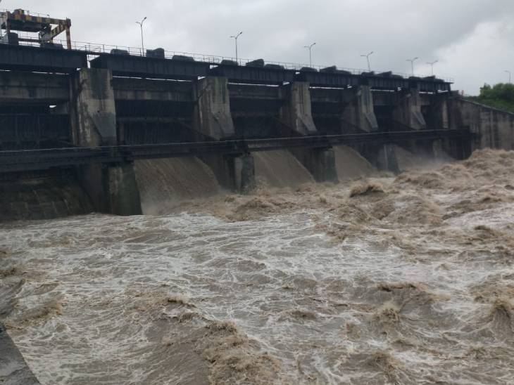 शुक्रवार सुबह 8.30 बजे से शनिवार सुबह 6 बजे तक इंदौर और आसपास के इलाकों में 6 इंच से ज्यादा बारिश होने के चलते यशवंत सागर डैम के गेट खोलने पड़े।