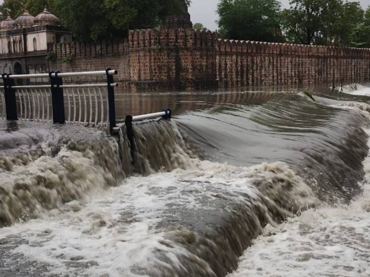 शहर के छत्रीबाग स्थित गणगौर घाट पर भारी बारिश के चलते शनिवार सुबह कुछ ऐसा नजारा था। शहर और आसपास के इलाकों में पिछले 24 घंटे से बारिश का दौर जारी है।