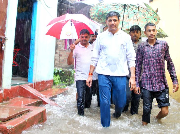 शहर में भीषण बारिश को देखते हुए कई स्थानों का इंदौर महापौर पुष्यमित्र भार्गव ने दौरा किया। रहवासियों से बातचीत कर नगर निगम के अधिकारियों को विपरीत परिस्थिति से निपटने और नागरिकों को आवश्यक सुविधा उपलब्ध कराने के लिए दिशा-निर्देश दिए हैं।