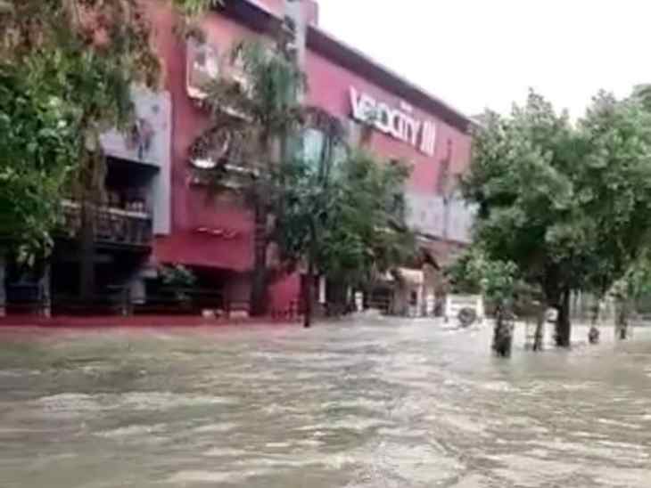 रोबोट चौराहे के पास वैलोसिटी टॉकिज पर जल जमाव से वाहन चालक परेशान होते रहे।