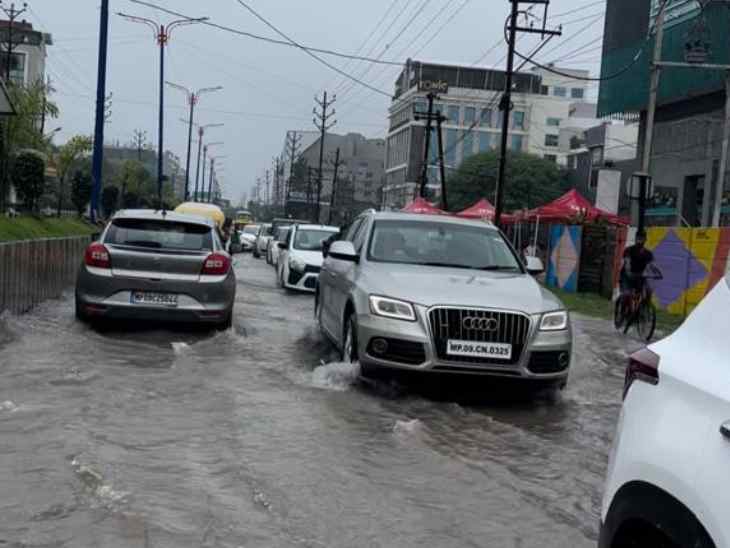 वर्ल्ड कप चौराहे पर अग्रवाल पब्लिक स्कूल के सामने जल जमाव से एक लेन बंद करना पड़ी।