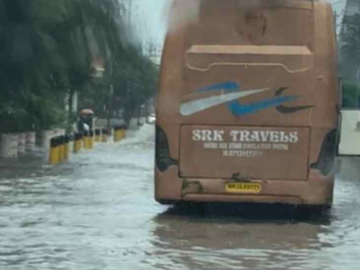 बाइपास पर बस बंद हो गई। सर्विस लेन पर पानी जमा हो गया। यातायात बाधित हुआ।