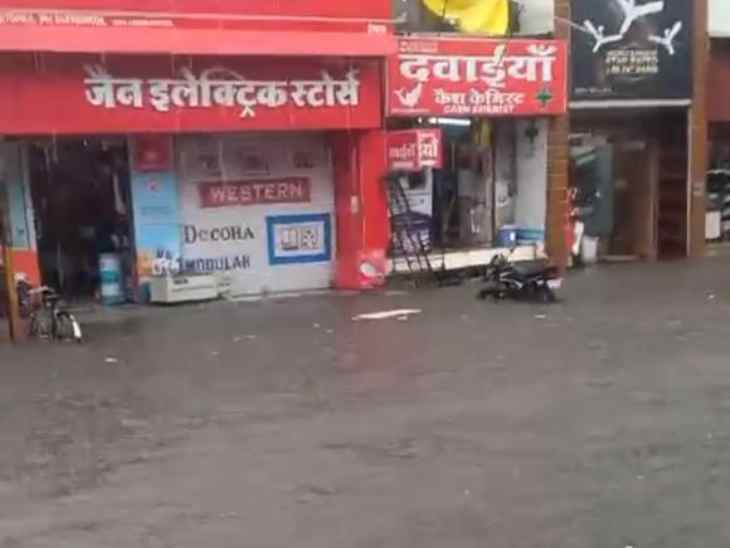 महारानी रोड पर भी जल जमाव की स्थिति बनी। कई दुकानों में भी पानी घुस गया।