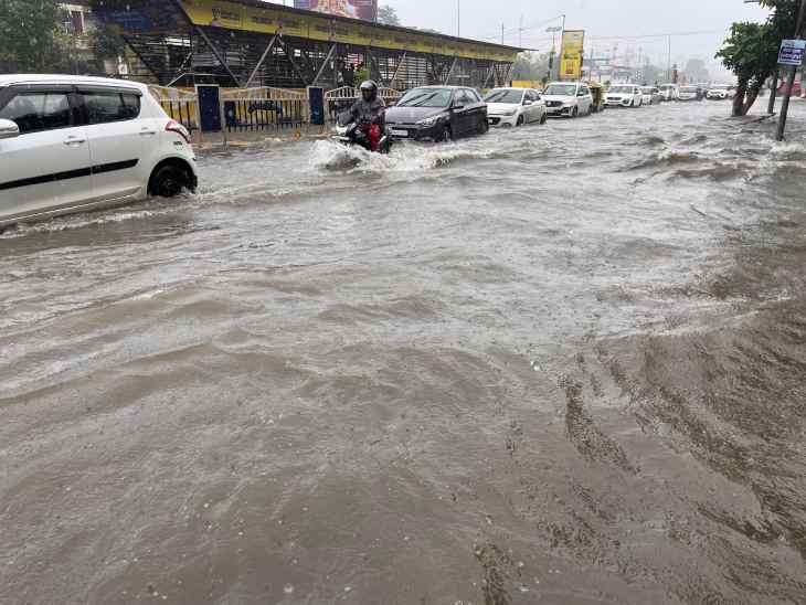 BRTS पर जल जमाव के कारण स्विमिंग पूल जैसी स्थिति बन गई। घुटने-घुटने पानी भर गया।
