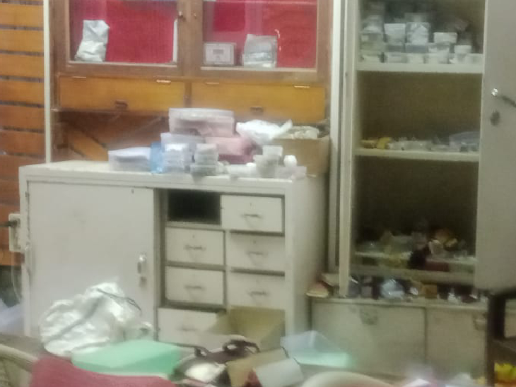 चोरों ने दो घंटे में पूरी दुकान को खंगाला, इसके बाद पीछे के रास्ते भाग निकले।