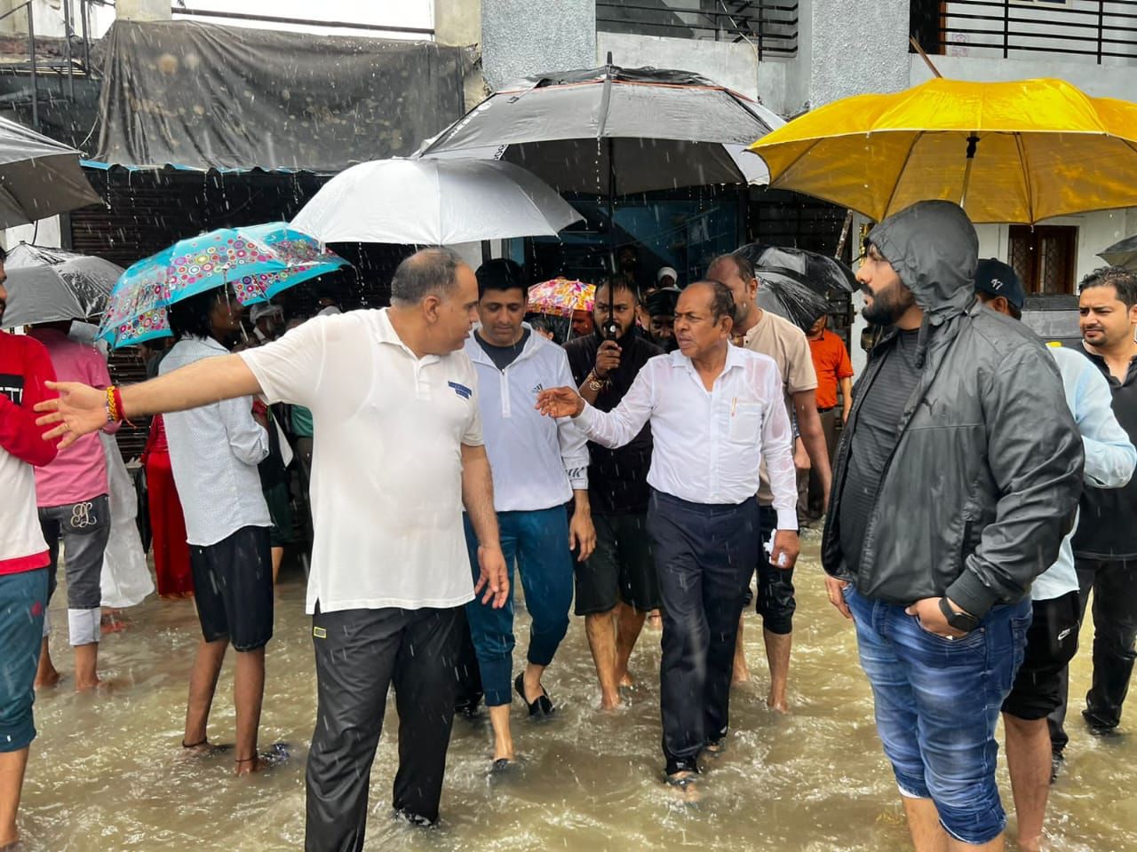 महापौर पुष्यमित्र भार्गव के साथ राऊ से बीजेपी प्रत्याशी मधु वर्मा उतरे सड़क पर।