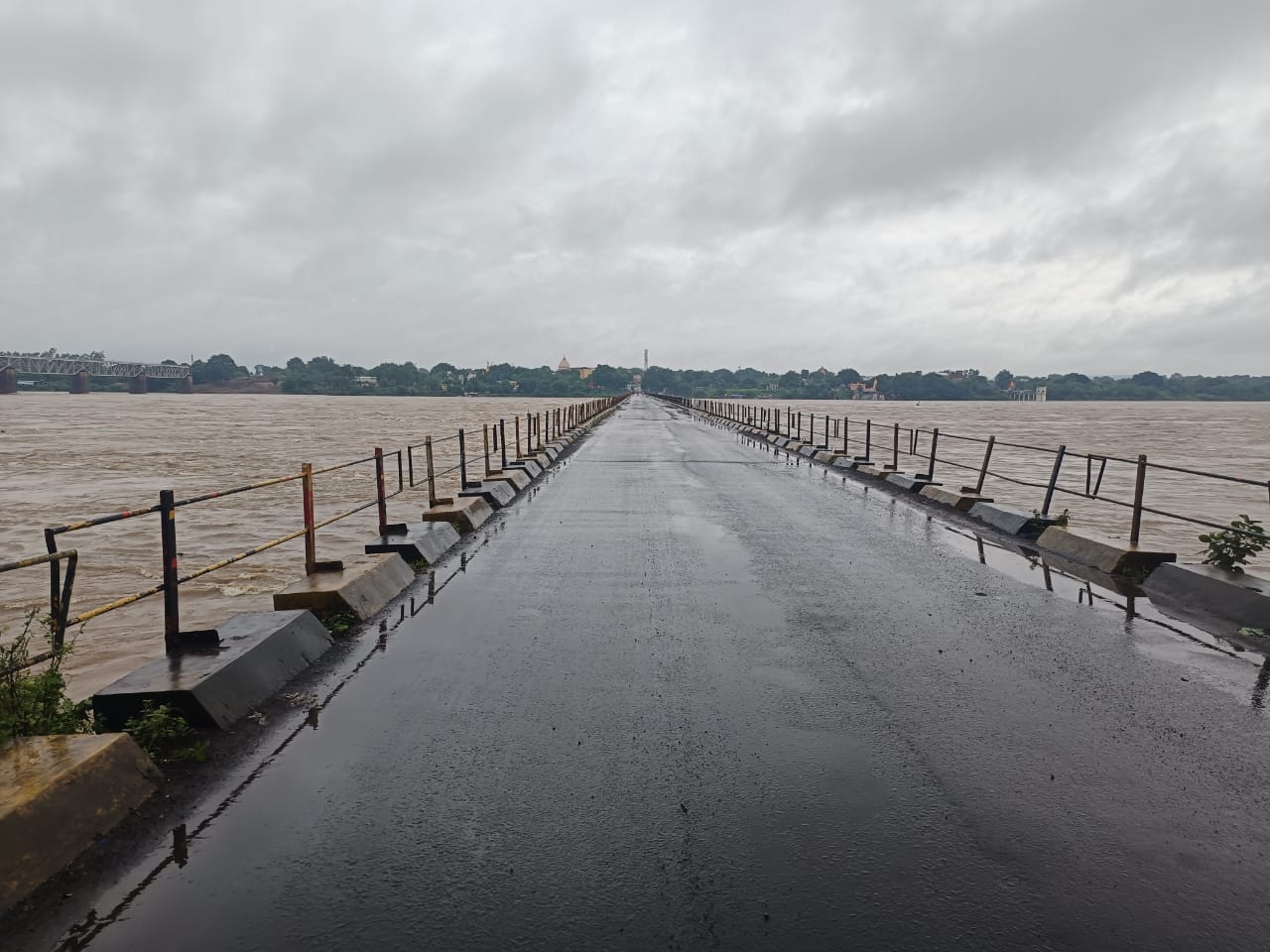 खंडवा रोड पर नर्मदा का मोरटक्का पुल बंद।