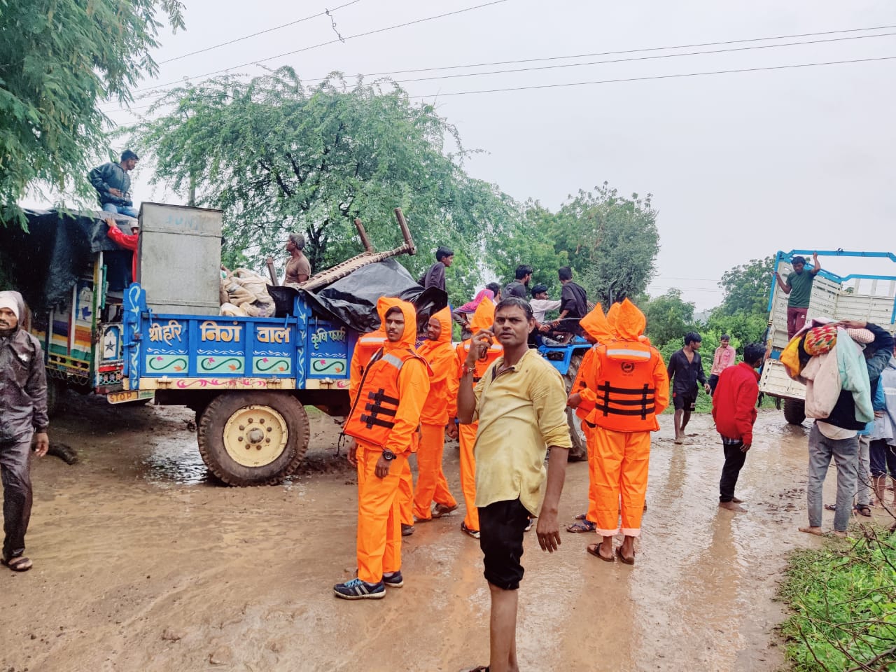 वाहनों में भरकर लोगों ने अपना सामान दूसरी जगह ले गए।