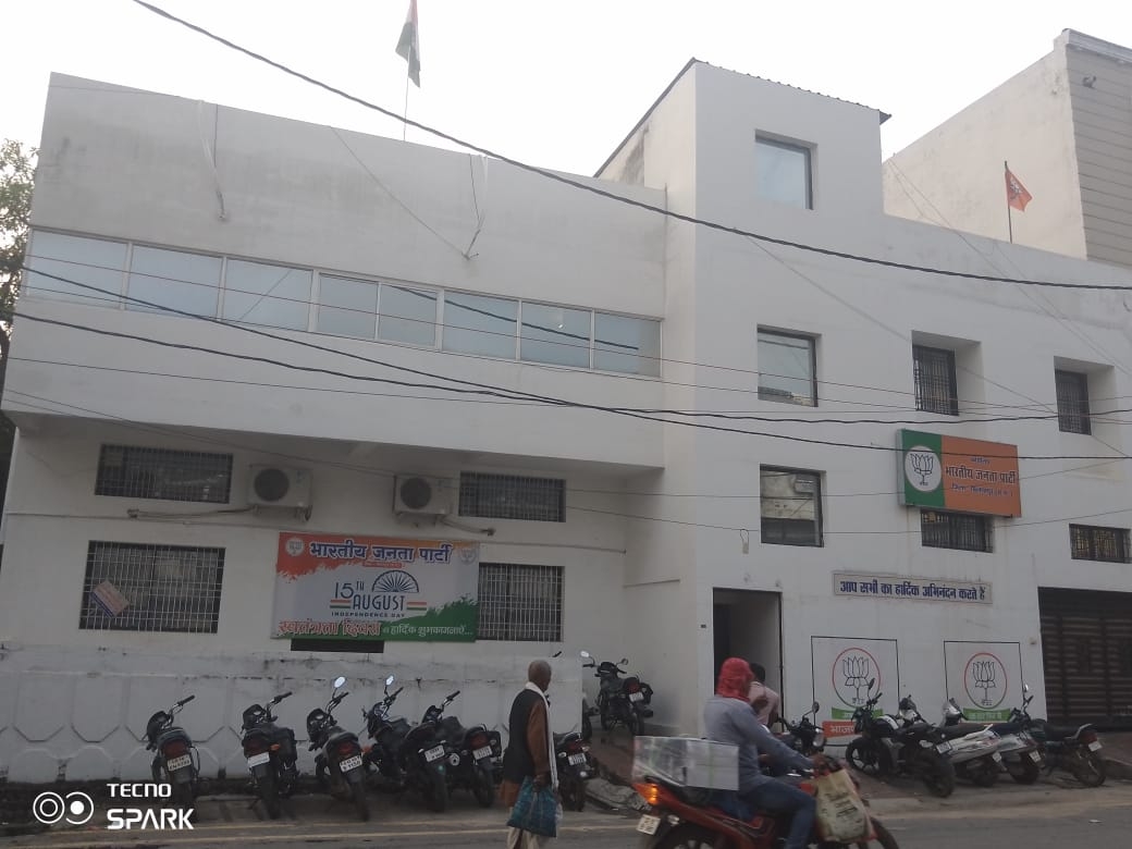 टिकट के लिए बीजेपी में दावेदारों की होड़ लगी हुई है।