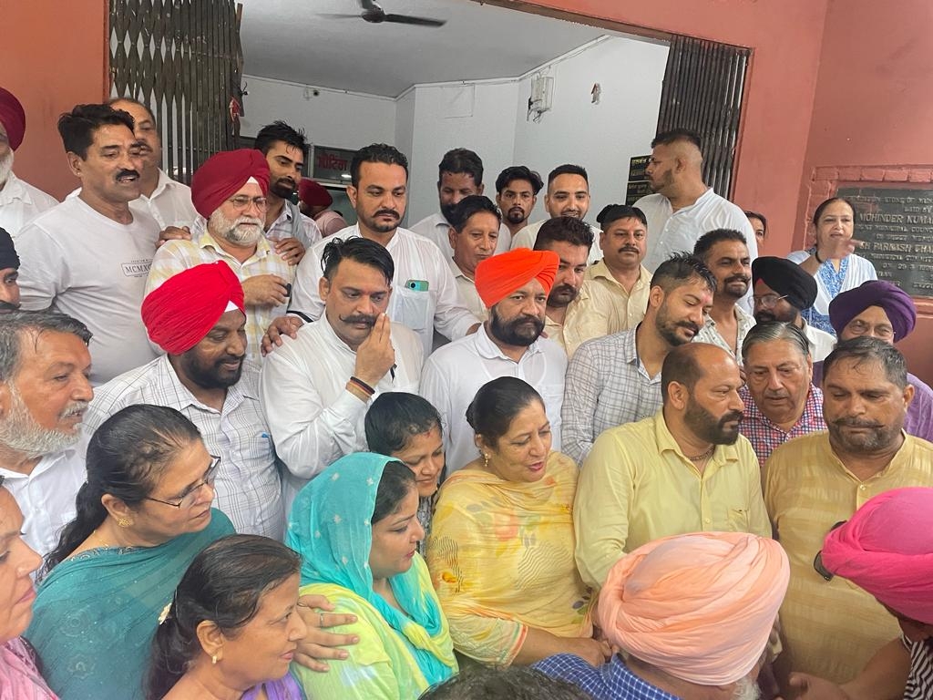 प्रदर्शन करते हुए कांग्रेसी नेता।