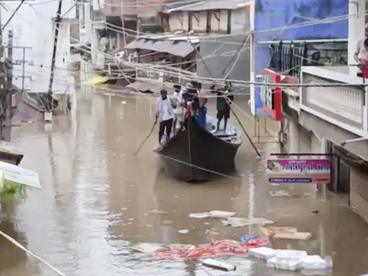 Chanod village of Vadodara in the grip of flood | वडोदरा का चाणोद गांव ...