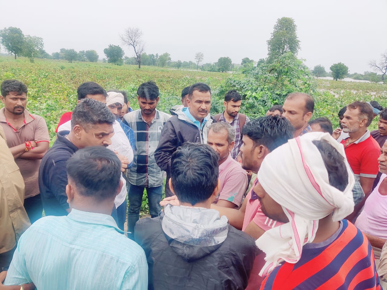 ग्रामीणों का कहना है कि पानी खतरे के निशान से ऊपर है और प्रशासन ने कोई चेतावनी नहीं दी।