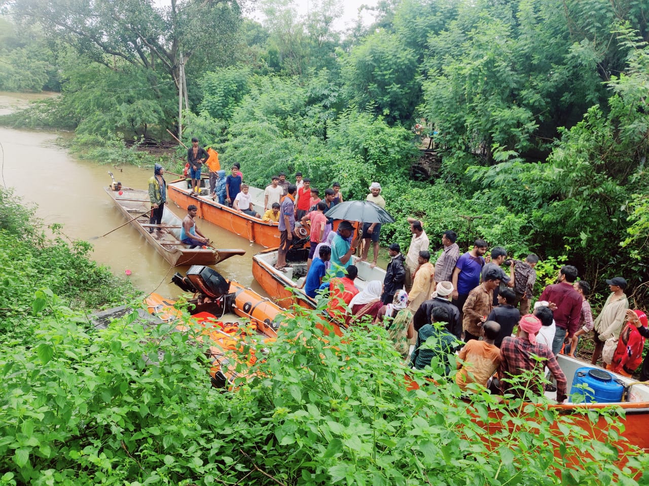 बाढ़ में घिरे लोगों को नाव से बाहर निकाला गया। उनको पुनर्वास स्थल भेजा गया है, लेकिन लोगों का कहना है कि वहां सुविधाएं नहीं हैं।