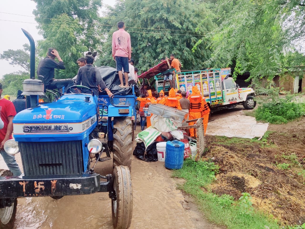 कनक सिंग और बहादुर सिंग ने बताया कि हम लोग बाढ़ के बावजूद टीन शेड में बुजुर्गों और मवेशियों के साथ रहने को मजबूर हैं।