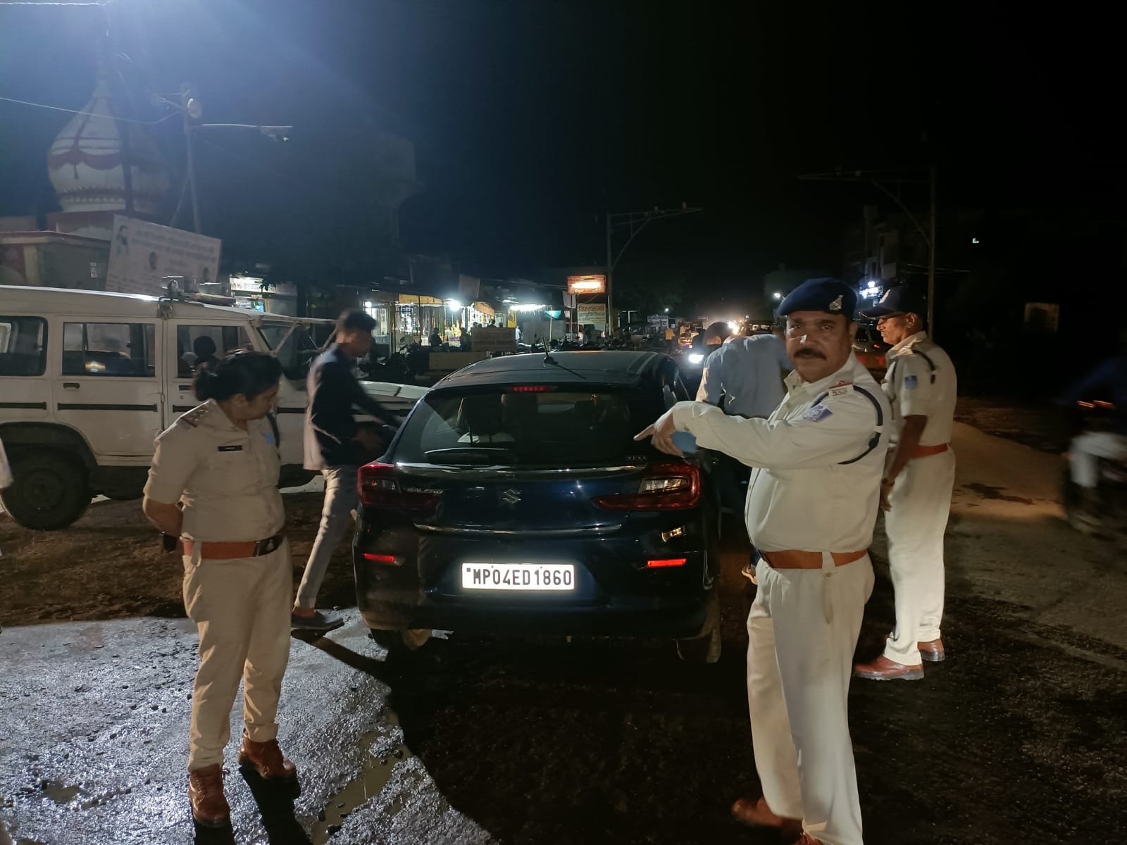 Sudden checking of bike and car in Narmadapuram
