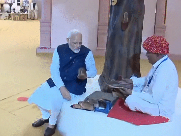 प्रधानमंत्री नरेंद्र मोदी ने कई पारंपरिक कामगारों से मुलाकात की और उनसे काम से जुड़ी जानकारियां लीं।