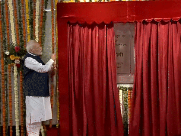 प्रधानमंत्री मोदी ने द्वारका सेक्टर-21 से यशोभूमि द्वारका सेक्टर-25 तक बने एयरपोर्ट एक्सप्रेस लाइन (मेट्रो लाइन) के एक्स्टेंशन का उद्घाटन किया।