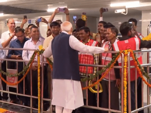 पीएम मोदी मेट्रो से ही कन्वेंशन सेंटर पहुंचे। उन्होंने मेट्रो स्टाफ से भी मुलाकात की।